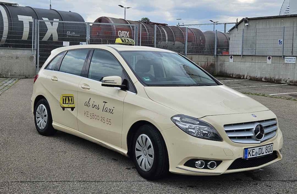 Taxi-Schild von Ab ins Taxi für sichere Nachtfahrten