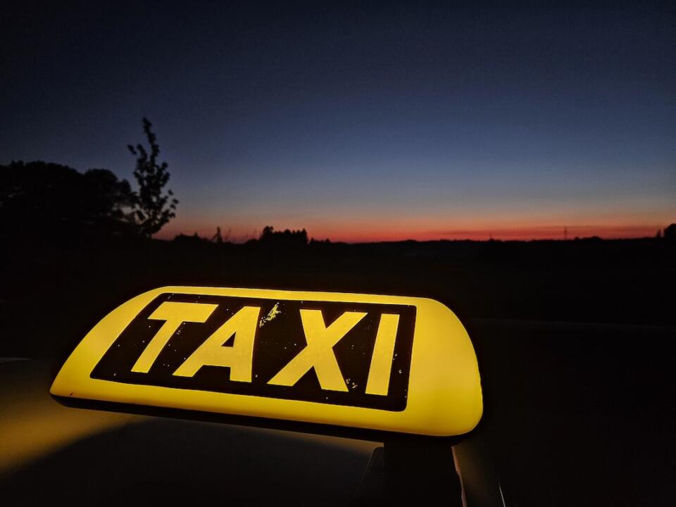 Taxi-Schild von Ab ins Taxi für Fahrten in Kempten Allgäu