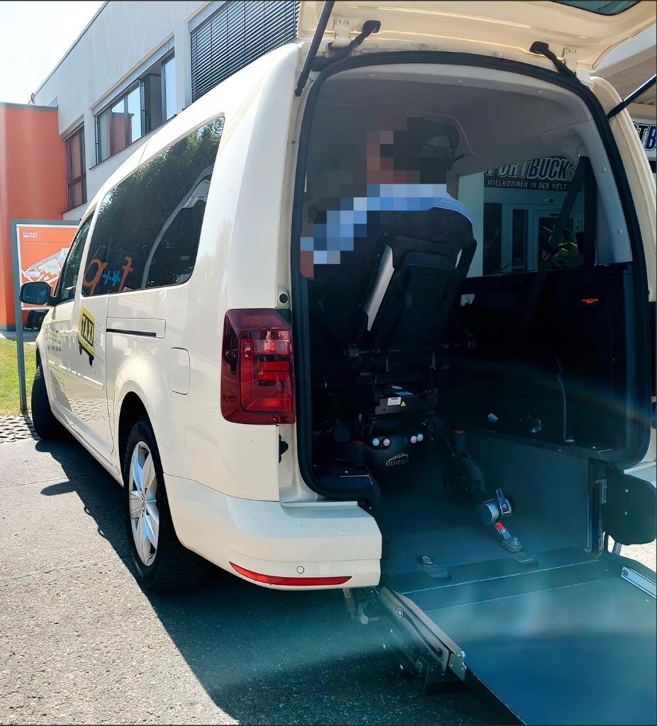 Rollstuhlfahrten mit barrierefreier Rampe im Ab ins Taxi Fahrzeug
